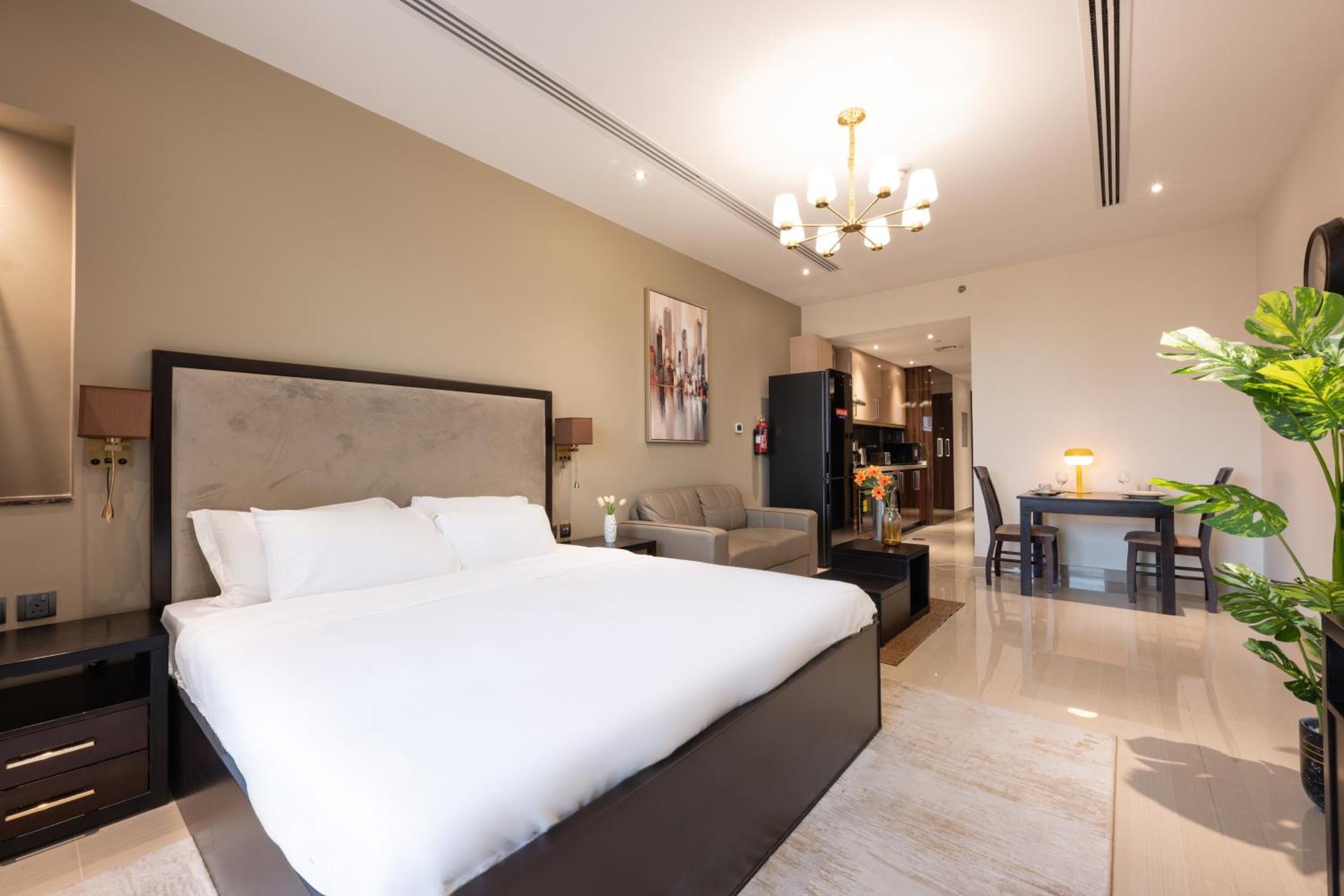 Luxurious In Elite With Canal View Apartment *
