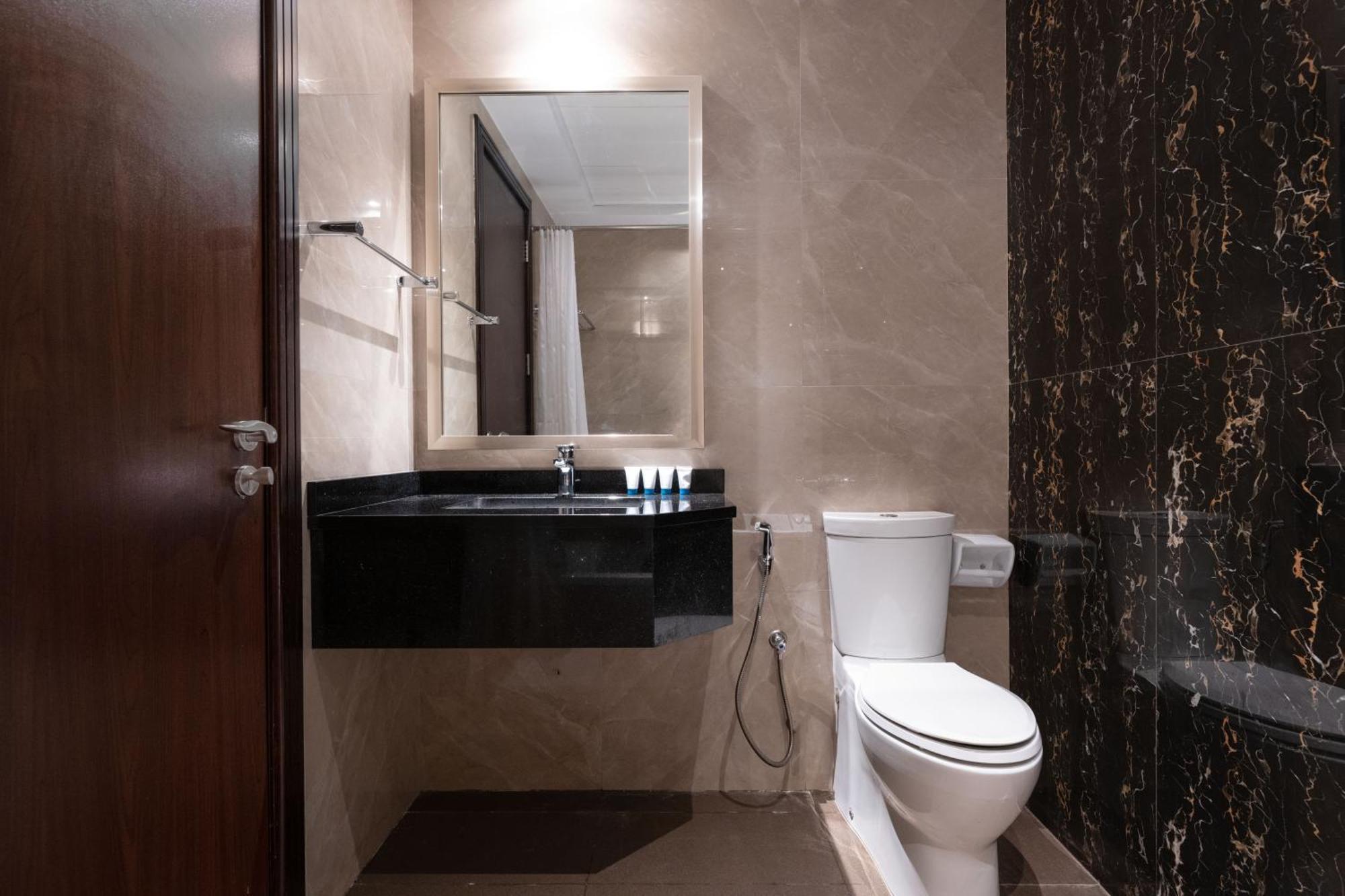 Luxurious In Elite With Canal View * Dubai